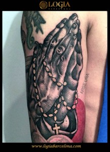 tatuaje-tradicional-brazo-rezar-logia-barcelona-arse     